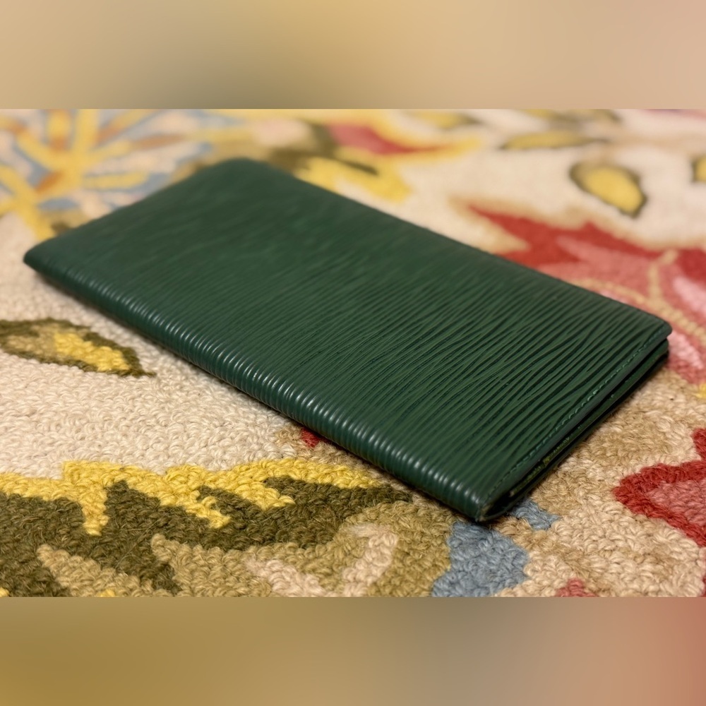 LOUIS VUITTON Vintage Unisex Green Epi Leather Long Bi-Fold Agenda Wallet - Picture 15 of 16